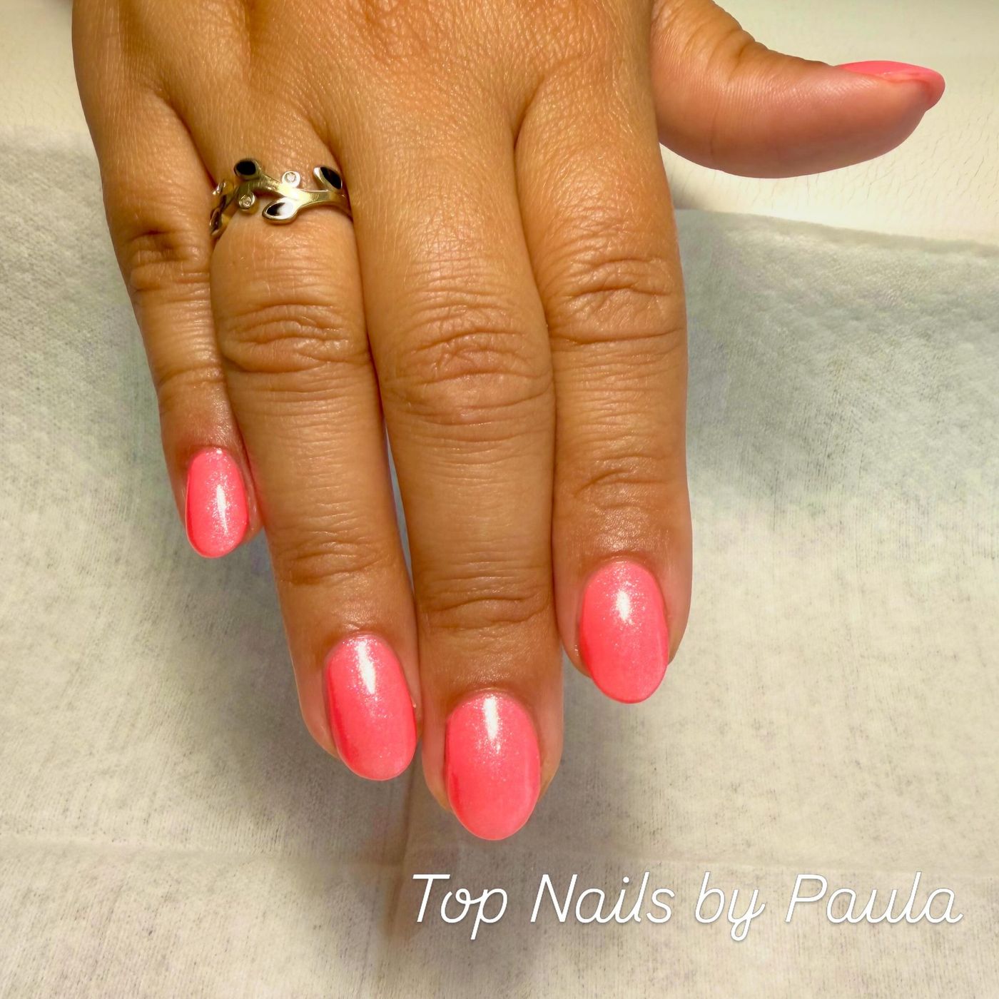 Nagels in koraal met shimmer, gemaakt door Paula