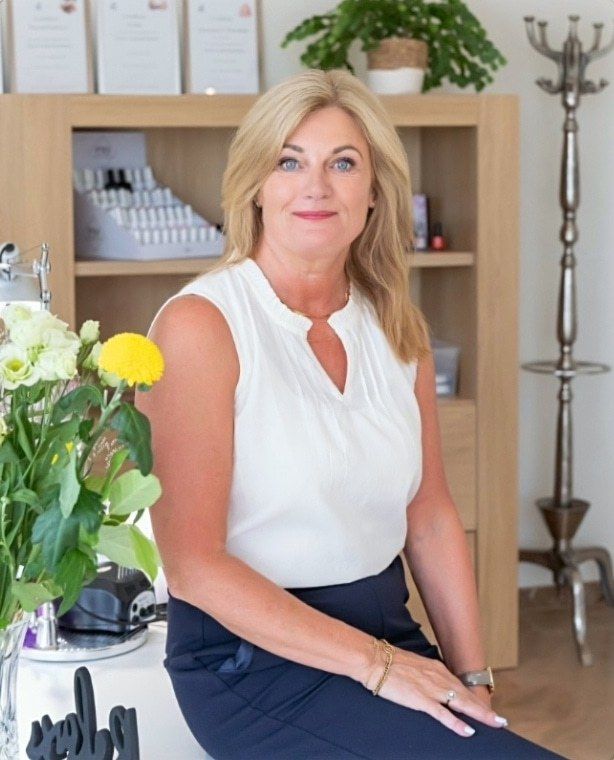 Paula in haar salon, bij de kast met gelpolish