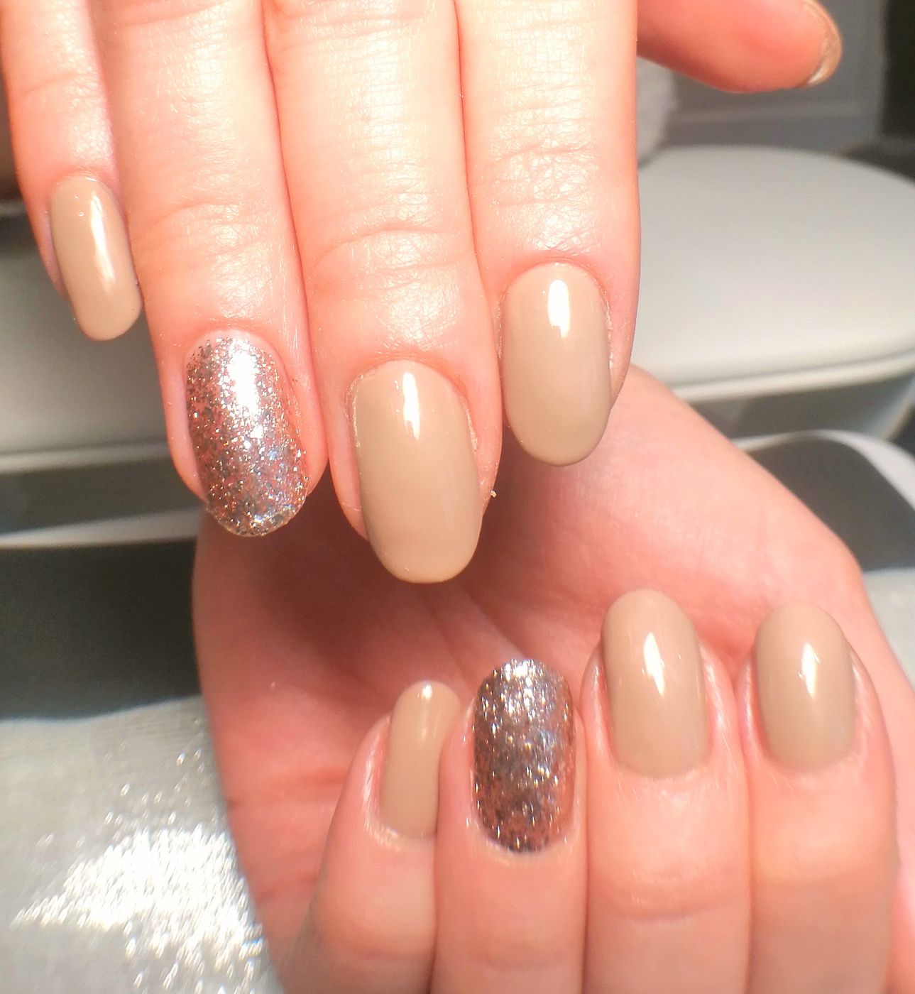 Nagels in nude met glitter, gemaakt door Paula