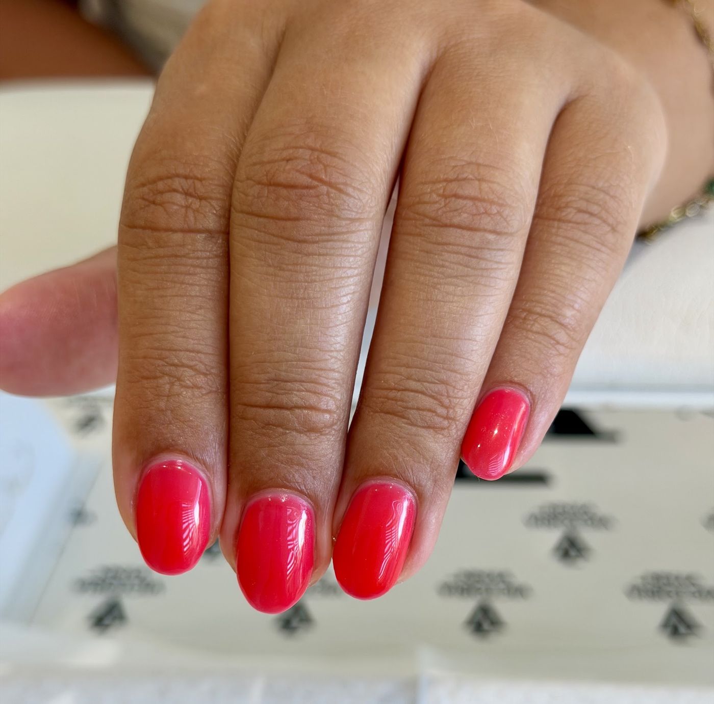 Nagels in knalrood, gemaakt door Paula