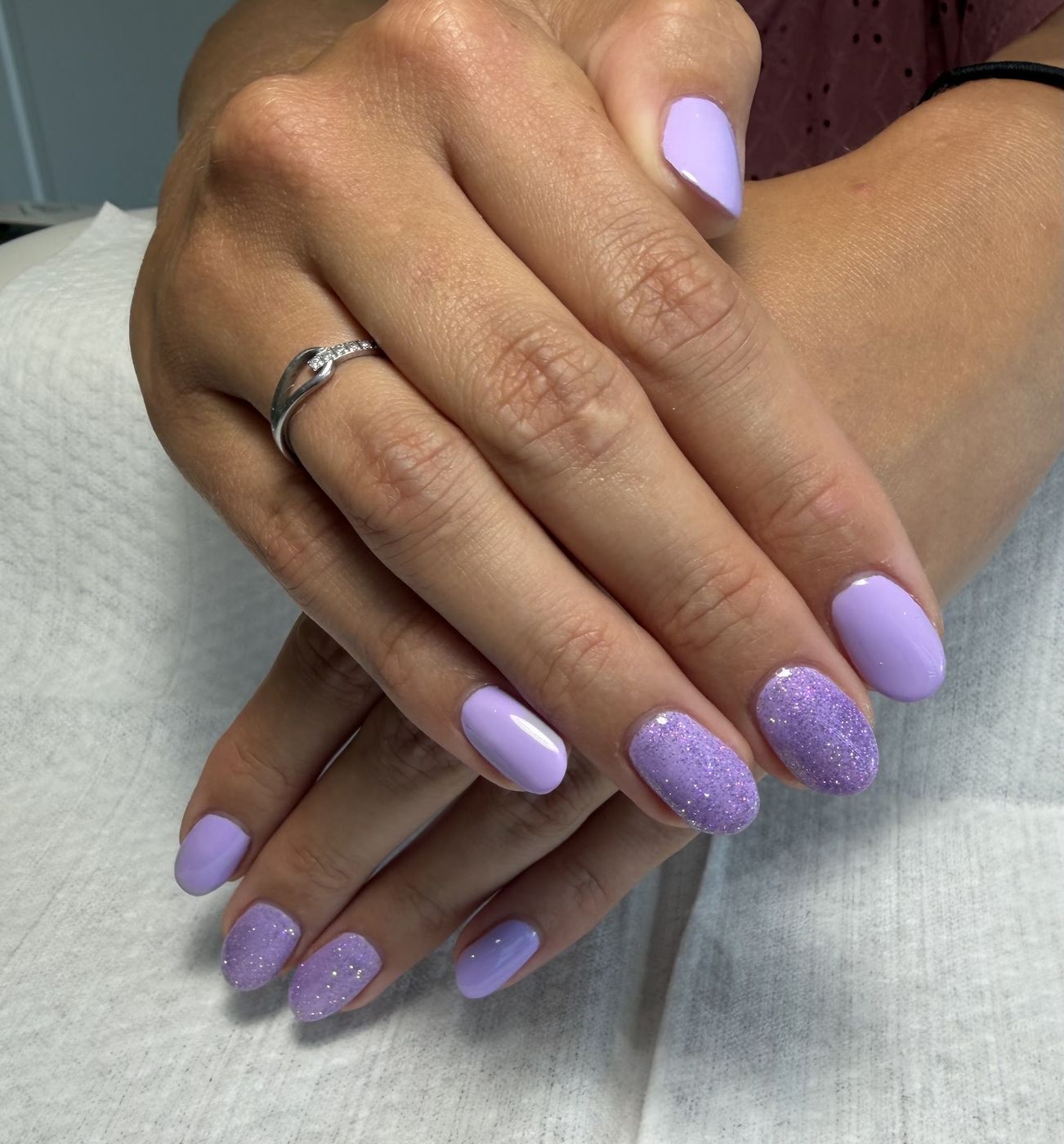 Nagels in lila met glitter, gemaakt door Paula