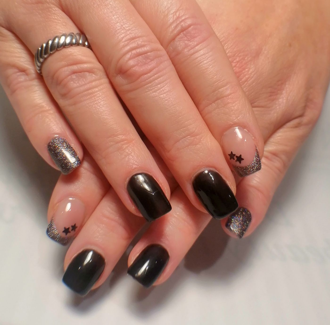 Nagels in zwart met sterretjes, gemaakt door Paula