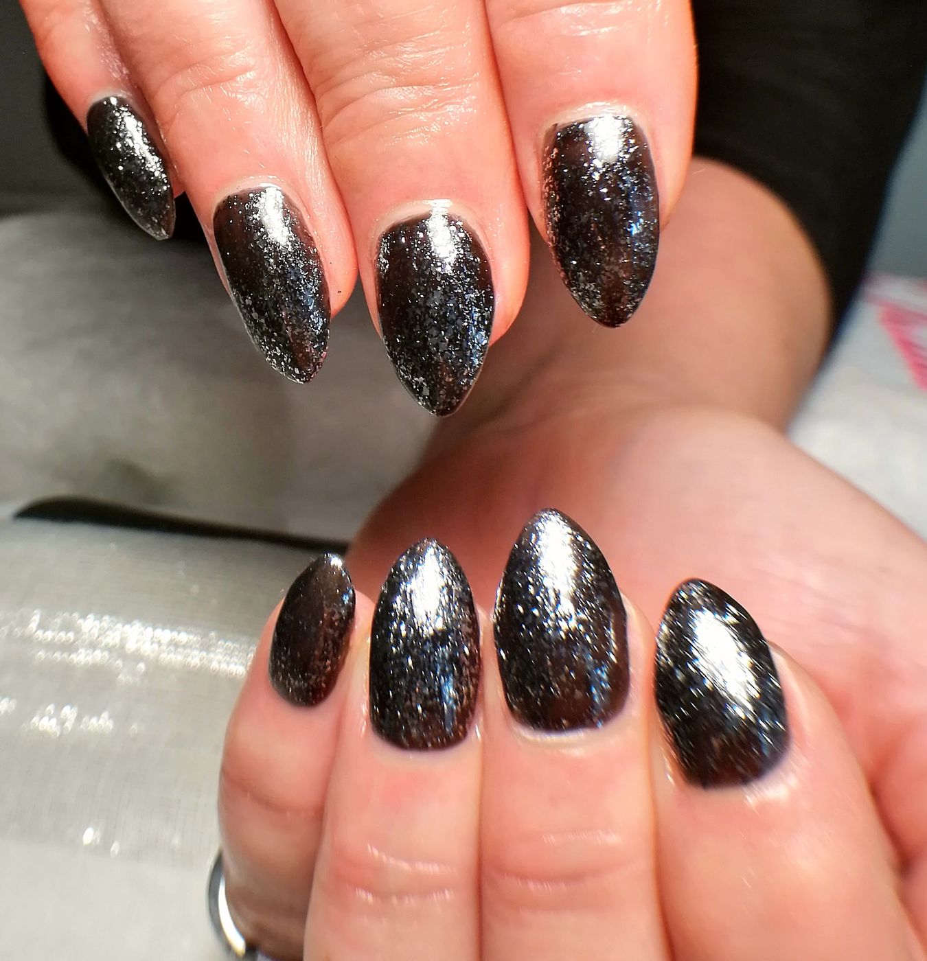 Nagels in zwart met zilverglitter, gemaakt door Paula