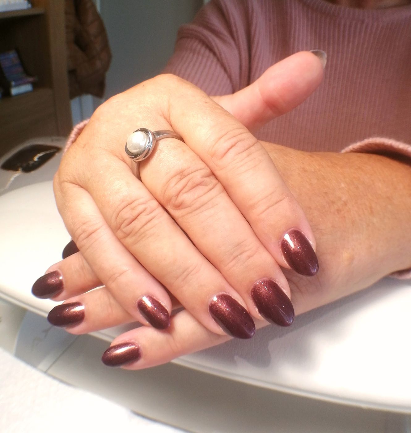 Nagels in bordeaux, gemaakt door Paula